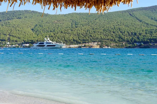 Panoramic Paradise view of the purest turquoise lagoon of the Aegean Sea near Bodrum with boats and yachts, white sand and green mountains Paradise Luxury tourism concept — Stock Photo, Image