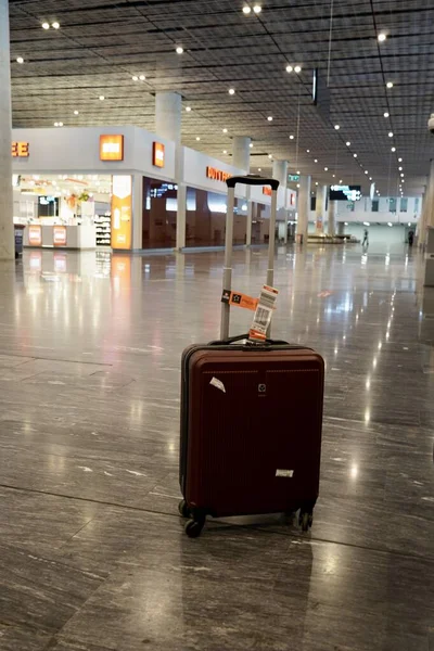 Bodrum, Τουρκία - Αύγουστος, 2020: Κόκκινη βαλίτσα στην αίθουσα αφίξεων του αεροδρομίου, ταξιδιωτική ιδέα. Χαμένες αποσκευές, ταξιδιωτική έννοια — Φωτογραφία Αρχείου