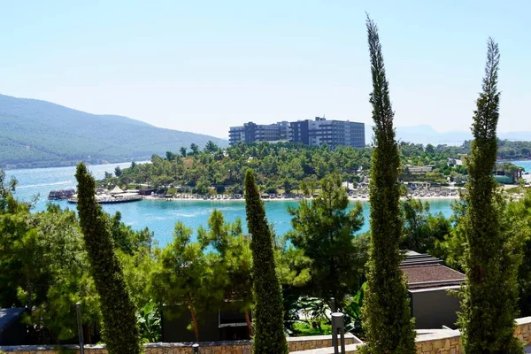 Hermoso paisaje panorámico en la bahía de esmeralda del mar Egeo con colinas verdes, eucaliptos, yates blancos como la nieve. Lujo relax turismo concepción —  Fotos de Stock