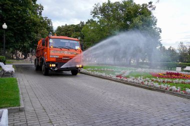 Moskova, Rusya - Ağustos 2020: Güneşli bir günde, Moskova 'daki Vodootvodny kanalında Kadaşevskaya seti üzerindeki güzel renkli eski evler ve çeşmeler panoramik şehir manzarası