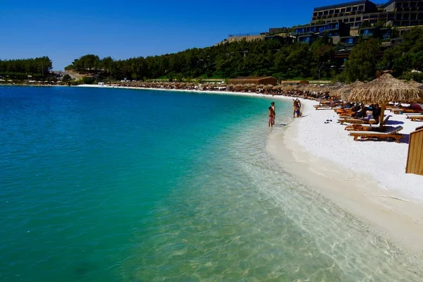 Les meilleures plages de la mer Égée - plage tranquille organisée. Sporades îles de Turquie.Eau pure émeraude. Le bambou abrite des bungalows pour se reposer sur l'eau. Conception voyage de luxe — Photo