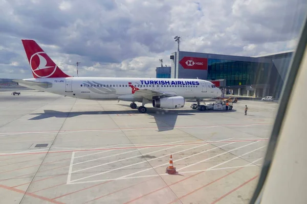 Стамбул, Турция - август 2020 года: большой пассажирский самолет Turkish Airlines, припаркованный у аэропорта в ожидании посадки пассажиров — стоковое фото
