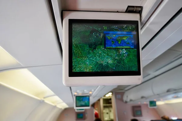 Компьютерный монитор в кабине самолета — стоковое фото
