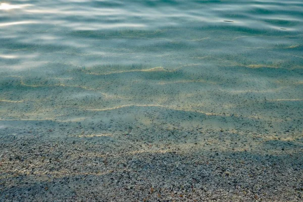 Atlantikküste mit bunten Steinen aus smaragdgrünen Wasserschalen — Stockfoto