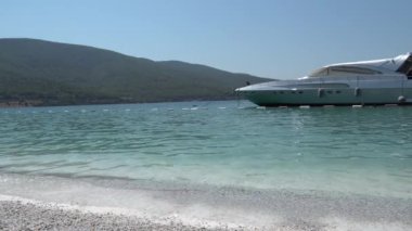 4K video Ege Denizi 'nin turkuaz körfezinin kar beyazı yatları ve lüks tatil konseptiyle muhteşem panoramik görüntüsü.