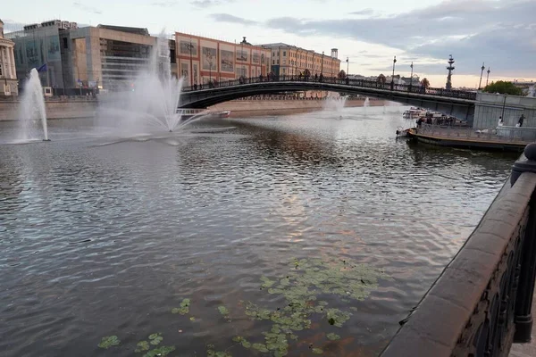 Prachtig panoramisch uitzicht op de Moskouse Rivier dijk met prachtige fonteinen en authentieke huizen aan de overkant van de rivier. Architectuur en bezienswaardigheden van Moskou. — Stockfoto