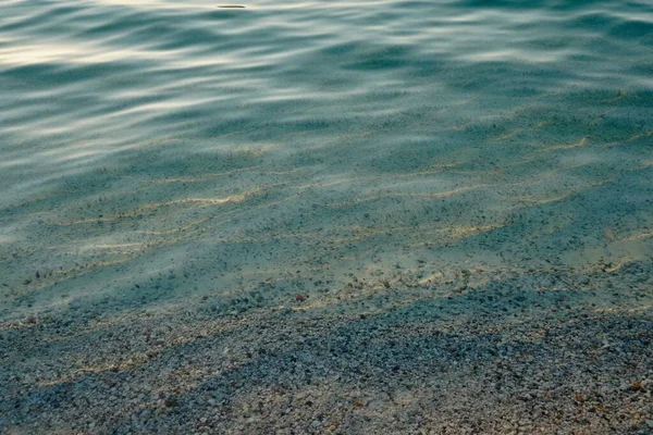 Чистая кристально чистая мелководная голубая океаническая вода и морской фон — стоковое фото