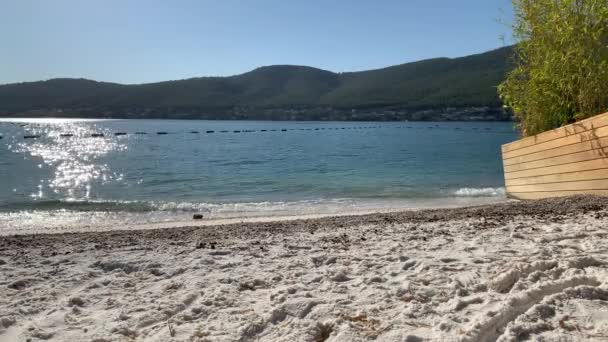 4K Belle vue panoramique sur le paradis de la plage avec sable blanc, yachts, maisons sur l'eau dans la lagune avec eau émeraude de la mer Égée, conception de tourisme de luxe — Video