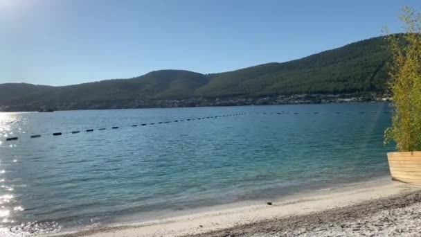 4K Bodrum, Turquia - Agosto de 2020: Praia branca de neve de Lujo Hotel no início da manhã Deluxe Rest — Vídeo de Stock