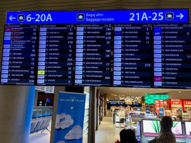 Bodrum, Türkiye-Ağustos 2020: Bodrum Havaalanı Elektronik Bilgi Panosu