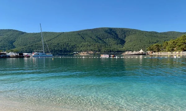 Панорамный вид на остров Парадизе, пляж Crystal Clear Turquoise Waterers, роскошные каникулы, пространство для копирования текста — стоковое фото