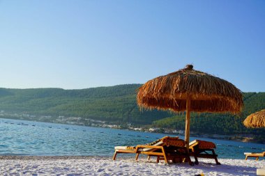 Cennet kumsalı. Tatil turizmi konsepti. Bodrum 'daki tropik tatil köyü iskelesi.