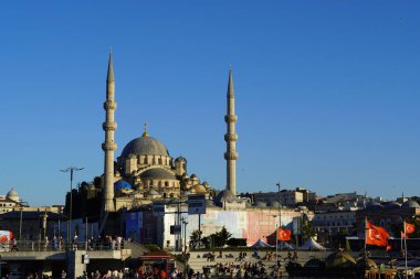İstanbul, Türkiye - Ağustos 2020: Ortakoy İstanbul manzarası, Ortakoy Camii ve Boğaz Köprüsü 'nün bulutlu güzel gündoğumu. İstanbul 'un en iyi turistik beldesi. Şey...