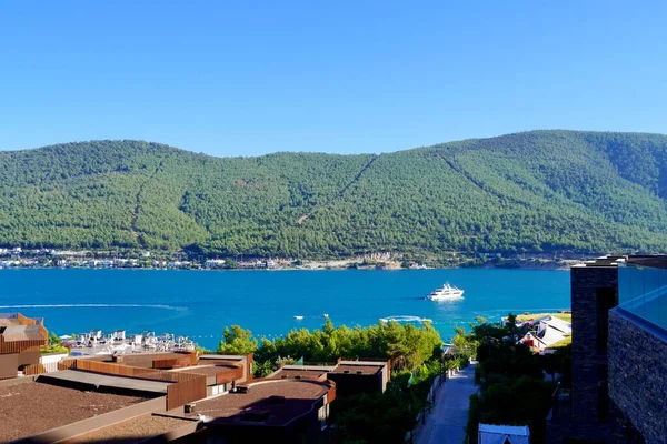 Прекрасний панорамний пейзаж на Смарагдовій затоці Егейського моря з зеленими пагорбами, евкаліптами, білосніжними яхтами. Розкіш розслаблює концепцію туризму — стокове фото