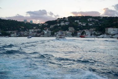 İstanbul gün batımında ufuk çizgisi, Türkiye. İstanbul 'un güzel şehir manzarası ve yolcu gemileri. İstanbul 'da yaz günü gün batımında seyahat ve tatil