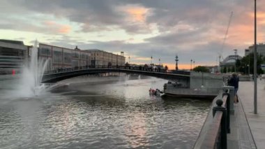 Yazın öğleden sonra Moskova Nehri 'nin 4K yaya seti. Çeşmeli Moskova nehri. Rusya 'nın bakımlı başkentinin sokak fotoğrafı.