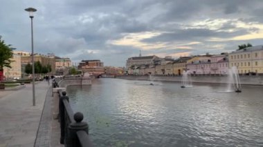 Yazın öğleden sonra Moskova Nehri 'nin 4K yaya seti. Çeşmeli Moskova nehri. Rusya 'nın bakımlı başkentinin sokak fotoğrafı.