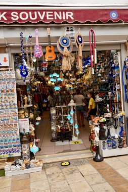 Bodrum, Türkiye - Ağustos 2020: Turistler için alışveriş. Gezginler için otantik mallar. Bodrum 'da hediyelik eşya. Doğu aromalı ve egzotik. Popüler turizm merkezi, ünlü Türk pazarı.