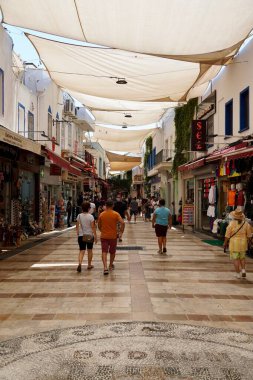 Bodrum, Türkiye - Ağustos 2020: Bodrum 'daki Marina Körfezi pazarındaki turistler dar sokaklarda hediyelik eşya görüyorlar. Turistler için dükkanlar. Gezginler için otantik mallar. Bodrum 'da hediyelik eşya. Doğu aromalı ve...