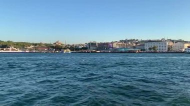 İstanbul, İstanbul turunun çarpıcı panoramik manzarasını gören 4K Tur gemisi, İstanbul Boğazı 'nın zümrüt lagünü boyunca ilerliyor.