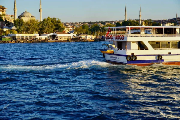 Isztambul, Törökország - 2020 augusztus: A Bosporus-szoros kék vizei egy világos nyári napon. Turistahajóutak — Stock Fotó