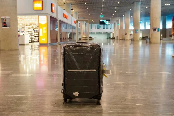 Bodrum, Törökország - 2020 augusztus: Egy bőrönd az érkezési csarnokban. Csomagot keresek. Elveszett poggyász. Idegenforgalom. Üres repülőterek a járvány idején — Stock Fotó