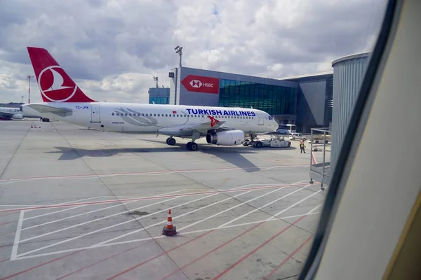 Стамбул, Турция - август 2020 года: большой пассажирский самолет Turkish Airlines, припаркованный у аэропорта в ожидании посадки пассажиров — стоковое фото