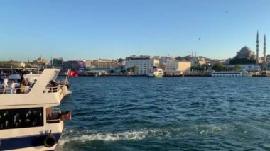 İstanbul, İstanbul turunun çarpıcı panoramik manzarasını gören 4K Tur gemisi, İstanbul Boğazı 'nın zümrüt lagünü boyunca ilerliyor.