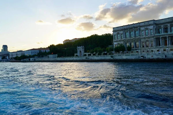 Стамбул, Бодрум - август 2020: Туристические лодки путешествуют по Босфорскому каналу в ясные летние дни. Морской круиз мимо Дворца Долмабахче — стоковое фото