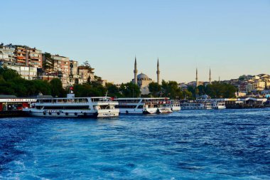 İstanbul, Bodrum - Ağustos 2020: Açık yaz günlerinde Boğaziçi Kanalı 'nda tur tekneleri geziyor. Boğaz Günbatımı Seyahati, Sultanahmet, 