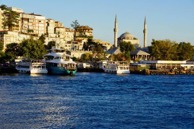 İstanbul, Bodrum - Ağustos 2020: Açık yaz günlerinde Boğaziçi Kanalı 'nda tur tekneleri geziyor. Boğaz Günbatımı Seyahati, Sultanahmet, 