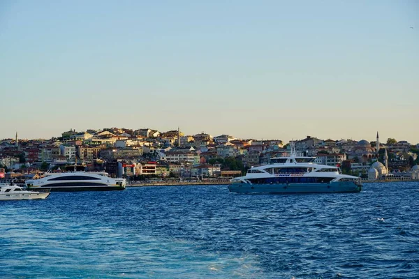 Buborékoló kék hullámok turistahajók nyomai haladnak el a Bosporus mellett. Egy utasszállító komphajó mögött habzó víziút Boszporuszban, Isztambulban, Törökországban. — Stock Fotó