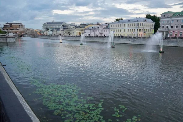 Moscou, Rússia - agosto de 2020: Belas casas antigas coloridas no aterro de Kadashevskaya e fontes de água no canal Vodootvodny em Moscou em um dia ensolarado, paisagem urbana panorâmica — Fotografia de Stock