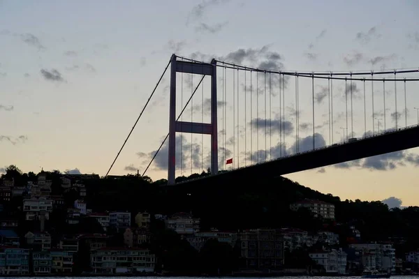 Panoramische foto van de Bosporus van Istanbul. Het landschap van Istanbul is een prachtige zonsondergang met wolken. Silhouette brug Yavuz brug Sultan Selim Istanbul Turkije bij zonsondergang. Bosporus zijkant foto — Stockfoto