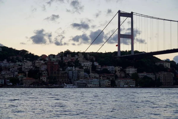 Panoramische foto van de Bosporus van Istanbul. Het landschap van Istanbul is een prachtige zonsondergang met wolken. Silhouette brug Yavuz brug Sultan Selim Istanbul Turkije bij zonsondergang. Bosporus zijkant foto — Stockfoto