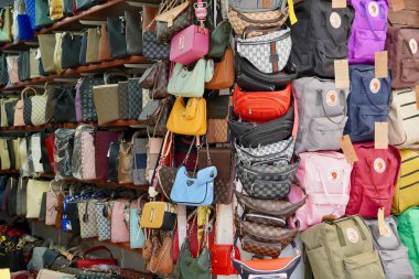 Bodrum, Türkiye - Ağustos 2020: Turistlerin yerel el işi satın almaları için popüler bir yer olan Türkiye 'de geleneksel hediyelik eşya satan dükkanlar. Çanta satışı