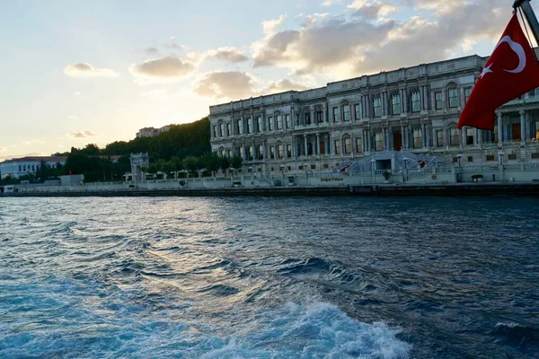 Κωνσταντινούπολη, Μποντρούμ - Αύγουστος 2020: Τα τουριστικά σκάφη ταξιδεύουν γύρω από τη διώρυγα του Βοσπόρου τις καθαρές καλοκαιρινές μέρες. Κρουαζιέρα στη θάλασσα μετά το παλάτι Dolmabahce — Φωτογραφία Αρχείου