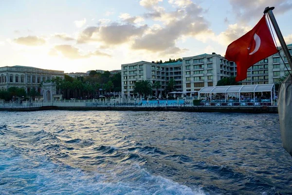 Istanbul, Bodrum - August 2020: An klaren Sommertagen umrunden Ausflugsboote den Bosporus-Kanal. Schifffahrt am Dolmabahce-Palast vorbei — Stockfoto