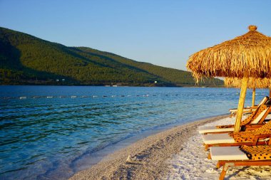 Bodrum, Rusya - Ağustos 2020: Güzel tropikal plaj afişi. Beyaz kum ve kakao palmiyeleri, turizm boyunca seyahat eder. Renk sürecini güçlendir. Lüks ada tatil beldesi ya da