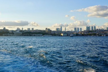 Güneşli bir yaz gününde Boğaz 'ın mavi suları. Turist teknesi gezileri