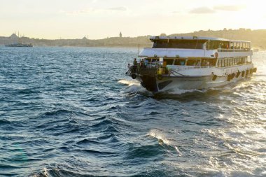 İstanbul, Bodrum - Ağustos 2020: Açık yaz günlerinde Boğaziçi Kanalı 'nda tur tekneleri geziyor. Boğaz Günbatımı Seyahati, Sultanahmet, 