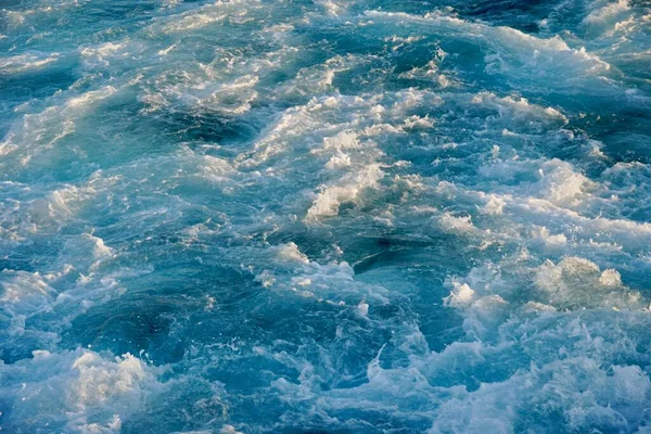 Pegada na água depois do navio. Textura de água borbulhante. As ondas oceânicas ferventes do navio — Fotografia de Stock