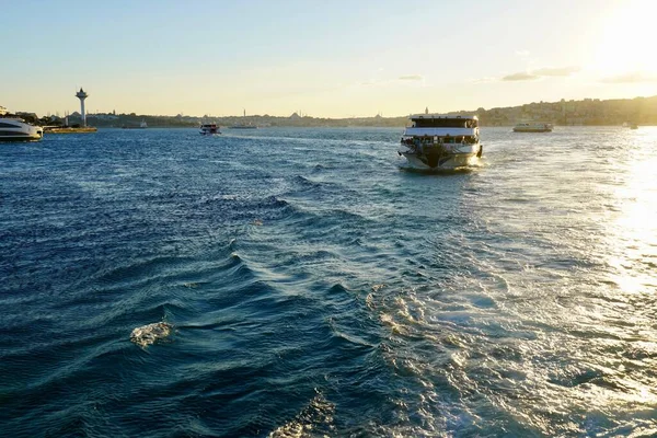 Сині води Босфорської протоки в ясний сонячний літній день. Подорожі туристичними човнами — стокове фото