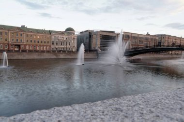 Nehrin karşı kıyısında güzel fıskiyeleri ve otantik evleri olan Moskova Nehri Embankment manzarası. Moskova 'nın mimarisi ve simgeleri.
