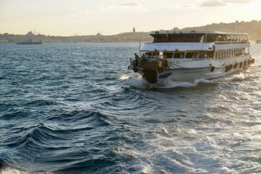 İstanbul, Bodrum - Ağustos 2020: Açık yaz günlerinde Boğaziçi Kanalı 'nda tur tekneleri geziyor. Boğaz Günbatımı Seyahati, Sultanahmet, 