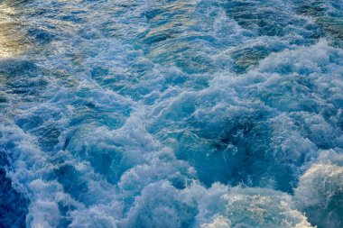 Boğaz 'dan geçen turist yolcu gemilerinin köpüren mavi dalgaları. İstanbul, İstanbul, Türkiye 'deki İstanbul' da bir yolcu feribotunun arkasında köpüren su izi.