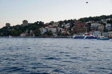 Günbatımında Haliç 'ten İstanbul rıhtımının panoramik manzarası. Yazın eski Galata Kulesi ile İstanbul 'un güzel şehir manzarası.