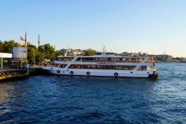İstanbul, Bodrum - Ağustos 2020: Açık yaz günlerinde Boğaziçi Kanalı 'nda tur tekneleri geziyor. Boğaz Günbatımı Seyahati, Sultanahmet, 