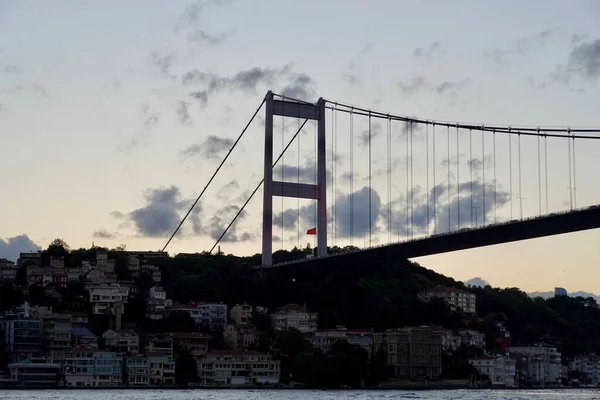 Foto panorâmica do Bósforo de Istambul. A paisagem de Istambul é um belo pôr-do-sol com nuvens. Ponte Silhueta Ponte Yavuz Sultão Selim Istambul Turquia ao pôr-do-sol. Lado do Bósforo foto — Fotografia de Stock