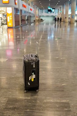 Bodrum, Türkiye - Ağustos 2020: Varış salonunda bir bavul. Bagaj arıyorum. Kayıp bagaj. Dünya Turizmi. Salgın sırasında boş havaalanları